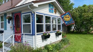 Ein Haus mit roter Tür, blauen Verzierungen und der Hausnummer 934.