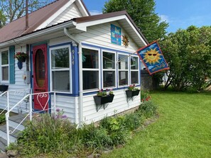 Exterior detail - 1 Bedroom house and yard w/ partial lakeview between Niagara Falls and Rochester (Kent)