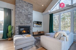 Smart-TV, Kamin, Videospiele, Tischfußball