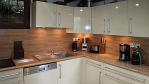 A modern kitchen with white cabinets, a stainless steel sink, and various appliances including a coffee maker and toaster. - Chalet, 200m from shops, view valley, terrace, fireplace or stove, tv, 100m², Les Orres (Les Orres)