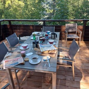 Outdoor dining - Chalet, 10m from ski slopes, view valley, terrace, fireplace or stove, 100m², Les Orres (Les Orres)