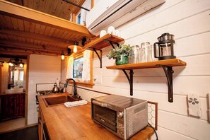 Kylskåp, ugn, spishäll och grytor/köksredskap