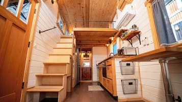 Refrigerador, horno, parrilla de estufa y utensilios de cocina