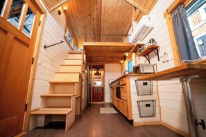 Jääkaappi, uuni, liesi, keittoastiat/astiat/ruokailuvälineet