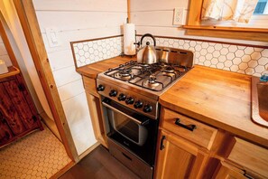 Refrigerador, horno, parrilla de estufa y utensilios de cocina
