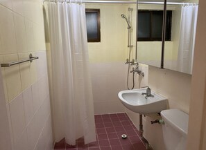 Doccia, asciugacapelli, asciugamani, sapone