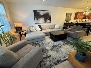 Smart-TV, fotballspill, bordtennis og stereoanlegg