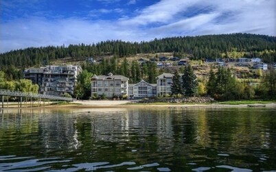 Waterfront  condo on Mara Lake w/ Hot Tub and Pool 