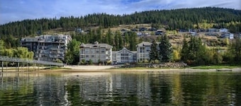Waterfront condo on Mara Lake w/ Hot Tub and Pool