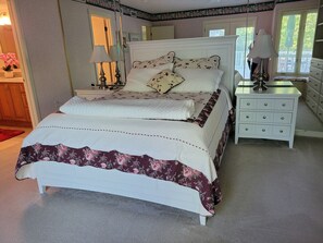 3 bedrooms, iron/ironing board, WiFi, bed sheets - Wonderful Oasis in Kingston Plantation, near the Embassy and Hilton.  (Myrtle Beach)