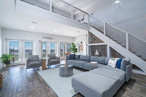 TV, tavolo da calcetto, tavolo da ping pong, libri