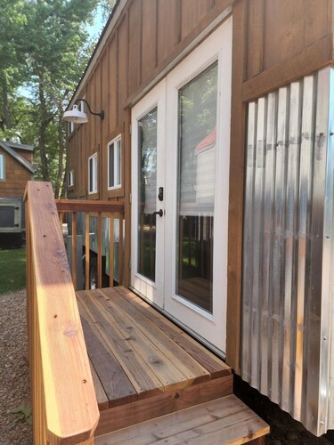 Bluegrass Jam Tiny House – Musical Charm Near Boulder & Riverfront Bliss