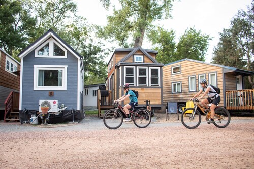 Bluegrass Jam Tiny House – Musical Charm Near Boulder & Riverfront Bliss