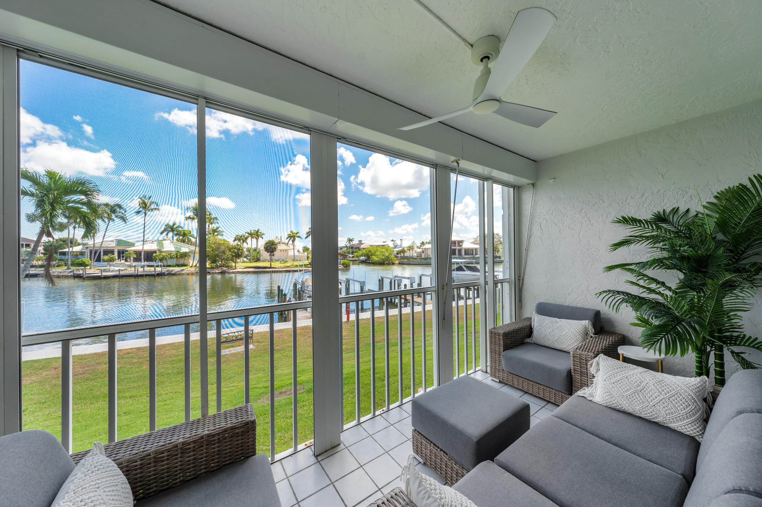 Bayfront 3 bedroom condo WALKING DISTANCE TO THE BEACH