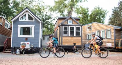 The Golden Aspen – Tiny Retreat on the River, Minutes from Rocky Mountain Park