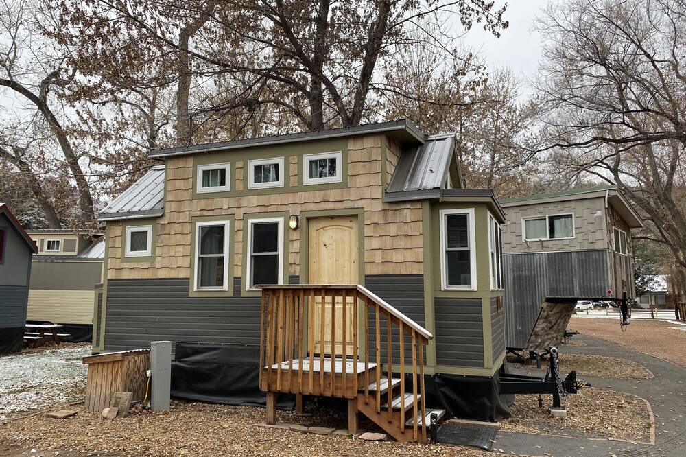 Golden Aspen - Cozy Tiny House on the river and close to Rocky Mtn National Park