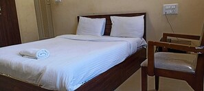 Executive Room | 1 bedroom, desk, iron/ironing board