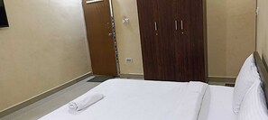 Quarto básico | 1 quarto, escrivaninha, ferros/tábuas de passar roupa
