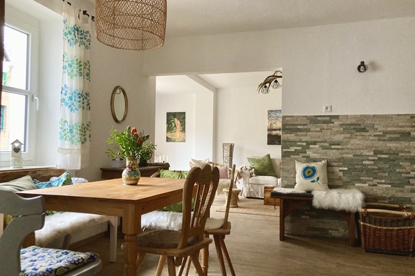 Televisie, een open haard en boeken