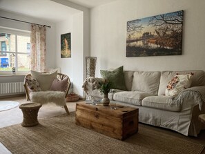 TV, fireplace, books - Gemütliche Ferienwohnung Ganz nah am Fluss (Roding)