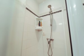 Regadera y secadora de cabello