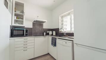 Fridge, microwave, stovetop, dishwasher