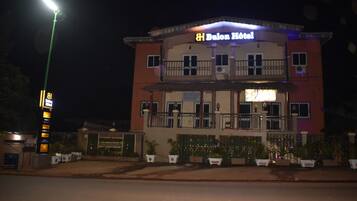 Un hotel con balcón y un cartel que dice "Bulon Hotel".