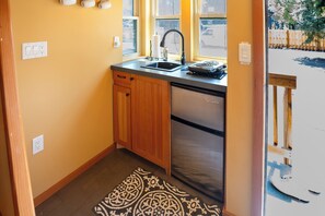 Fridge, oven, stovetop, cookware/dishes/utensils