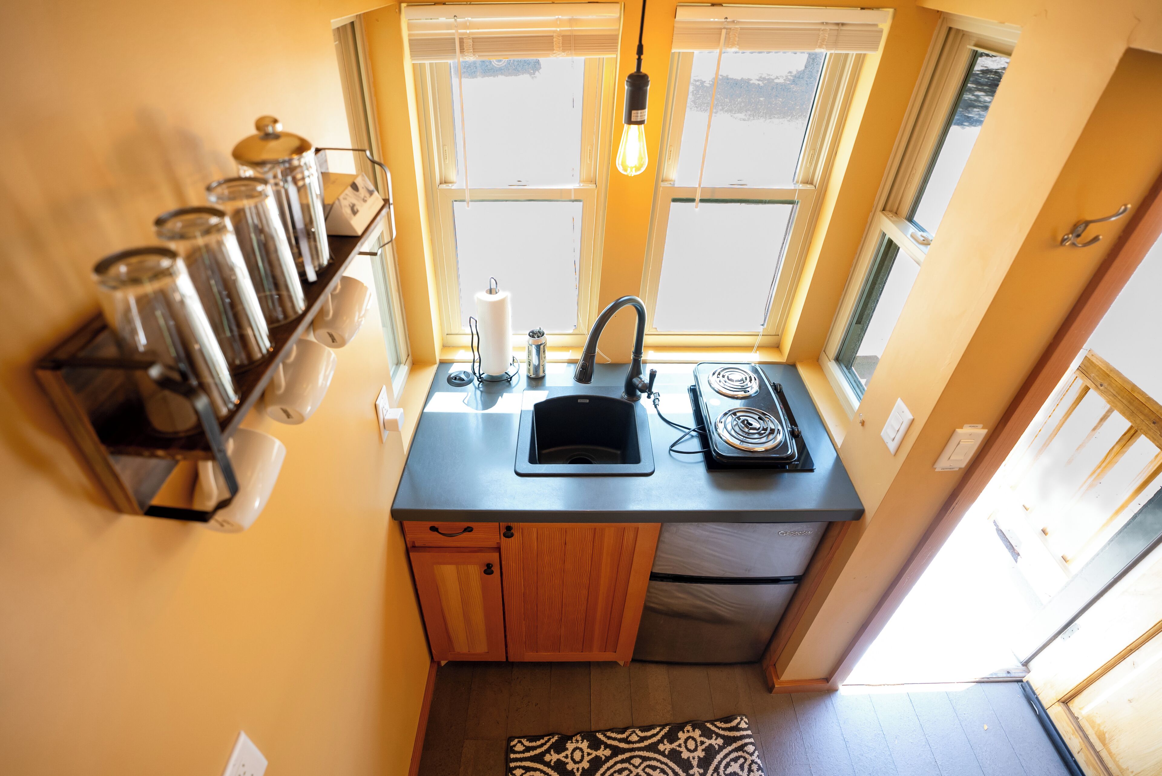 Fridge, oven, stovetop, cookware/dishes/utensils