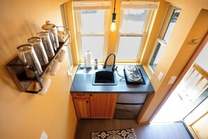 Fridge, oven, stovetop, cookware/dishes/utensils