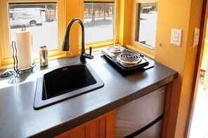 Fridge, oven, stovetop, cookware/dishes/utensils