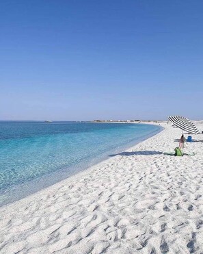 Nära stranden, solstolar och strandhanddukar