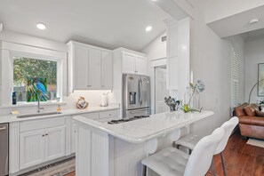 Kylskåp, mikrovågsugn, ugn och spishäll