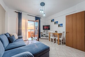 Panoramic Apartment | Living area | 40-inch LED TV with digital channels - Amazing Paradise Sensation (Durrës)
