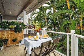 Outdoor dining - Serene Maui Retreat | Walk to Beach & Shops (Wailea-Makena)