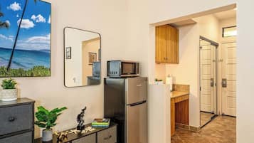 Kühlschrank, Mikrowelle, Wasserkocher mit Kaffee-/Teezubehör