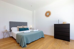 5 bedrooms, iron/ironing board, internet