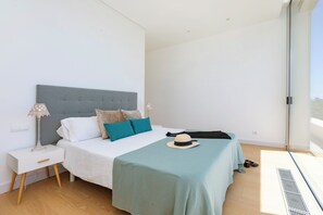 5 habitaciones, tabla de planchar con plancha y internet 