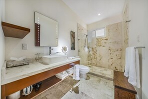 Shower, towels - 1 BR Condo w/Pool. Heart of Downtown (Isla Mujeres)
