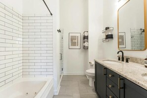 Boblebad, håndklær, såpe og sjampo