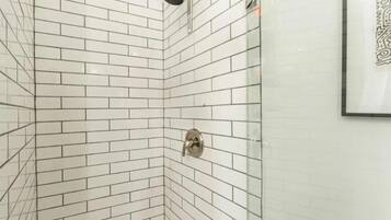 Jetted tub, towels, soap, shampoo