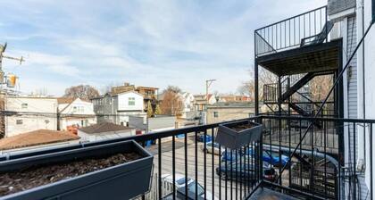 Luxury Meets Chic at Urban 2BR/2BA Condo in Roscoe Village