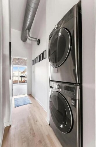Luxury Meets Chic at Urban 2BR/2BA Condo in Roscoe Village
