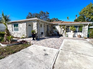 Exterior - Cozy 3 bedroom family friendly home close to clearwater beach and downtown (Clearwater)