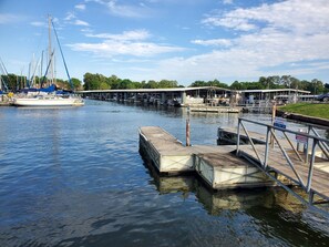 Marina - Cozy, Comfy Condo #251, 2 Bdr, Jet tub for 2, Family,Fishing or Romantic Getaway (Willis)