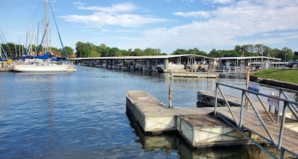 Cozy, Comfy Condo #251, 2 Bdr, Jet tub for 2, Family,Fishing or Romantic Getaway