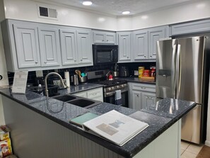 冷蔵庫、電子レンジ、オーブン、コンロ