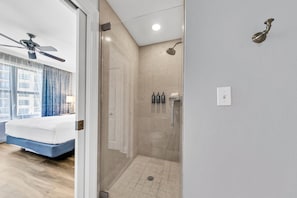 Douche, séchoir à cheveux, serviettes fournies, savon