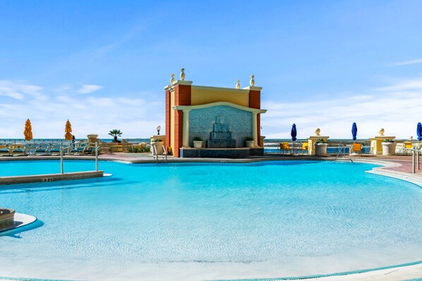 Una piscina techada, una piscina al aire libre