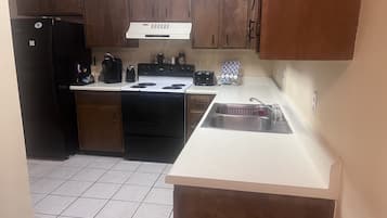 Refrigerador, microondas, horno y cafetera y tetera